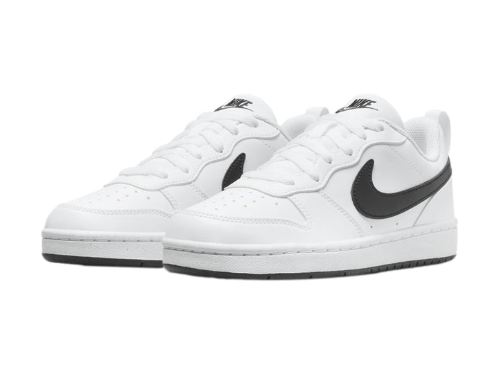 Tenis Nike Court Borough Low Recraft blancos con detalles y suela en color negro.