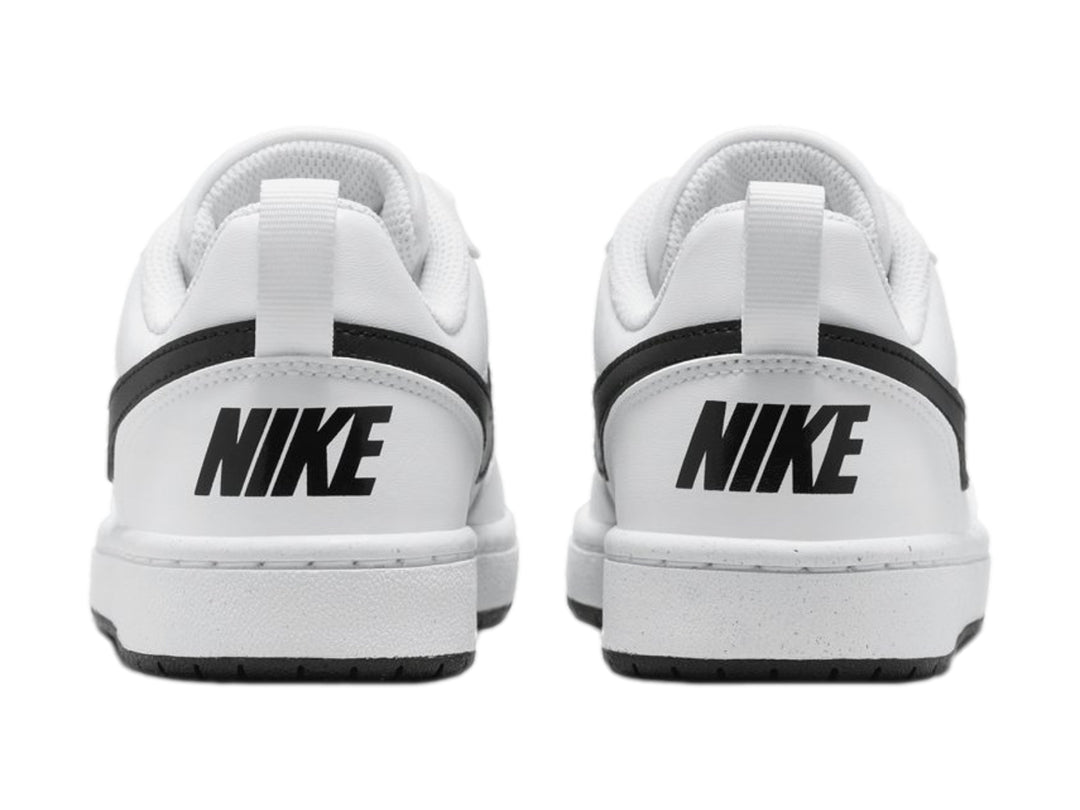 Tenis Nike Court Borough Low Recraft blancos con detalles y suela en color negro.