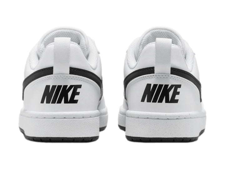Tenis Nike Court Borough Low Recraft blancos con detalles y suela en color negro.