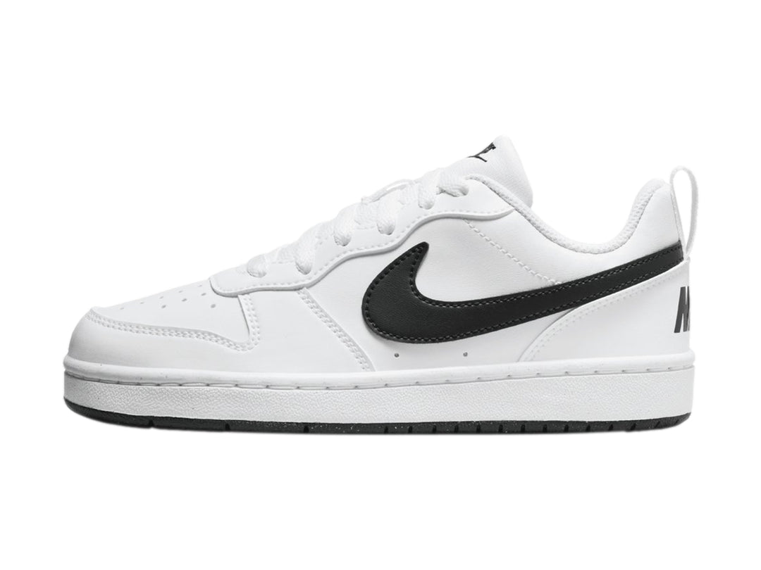 Tenis Nike Court Borough Low Recraft blancos con detalles y suela en color negro.