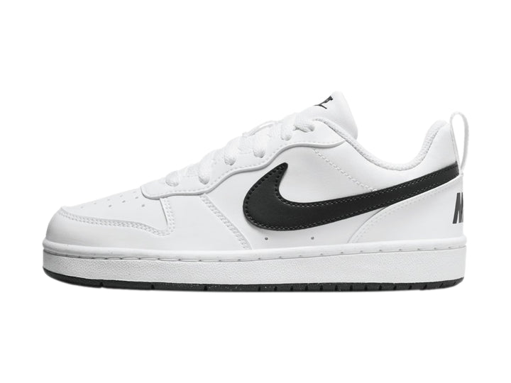 Tenis Nike Court Borough Low Recraft blancos con detalles y suela en color negro.
