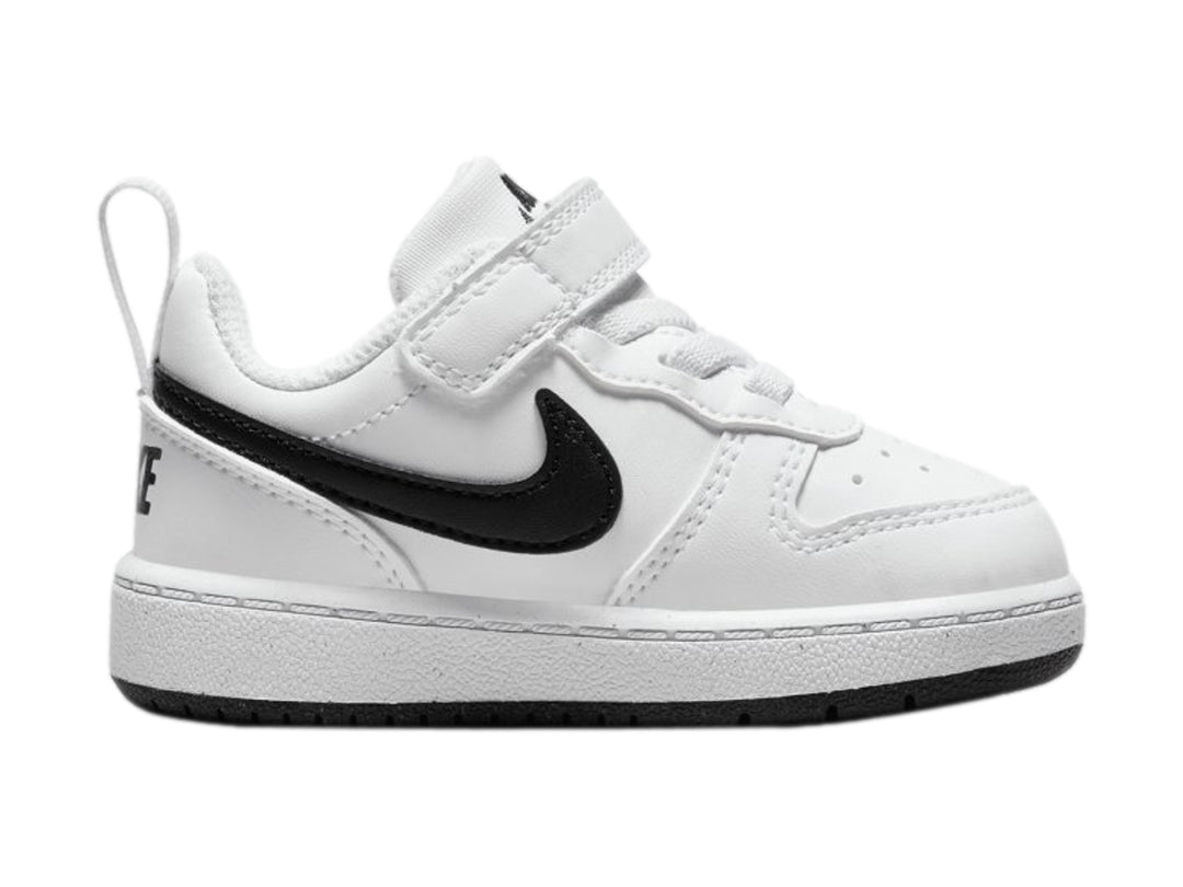 Tenis Nike Court Borough Low Recraft color blanco con detalles en negro y correa de velcro.