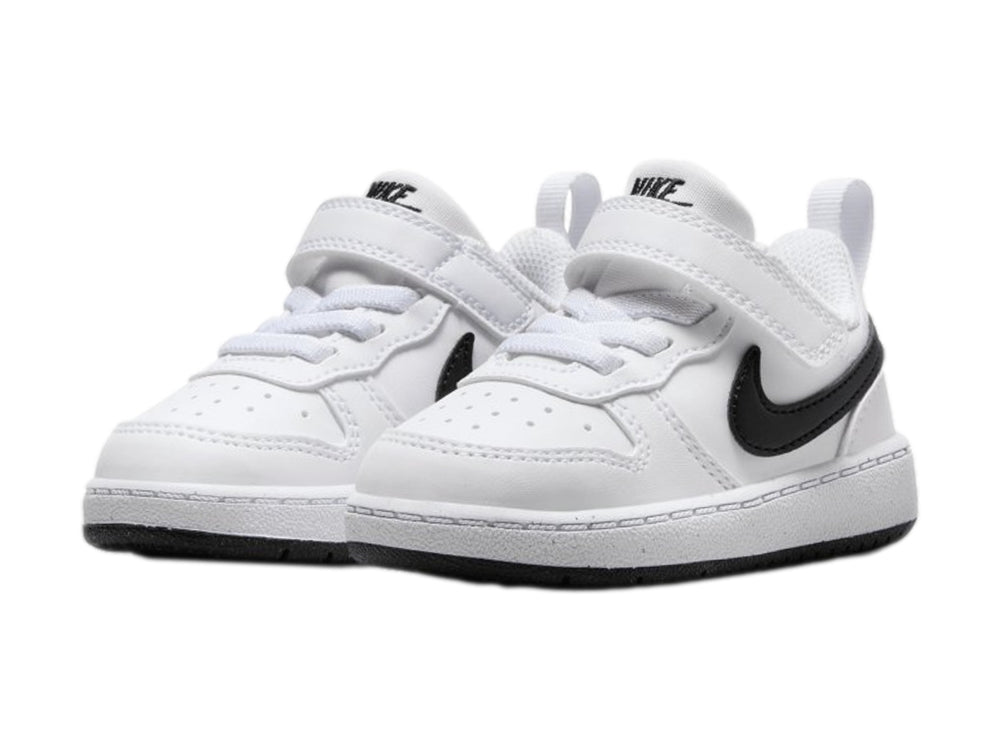 Tenis Nike Court Borough Low Recraft color blanco con detalles en negro y correa de velcro.
