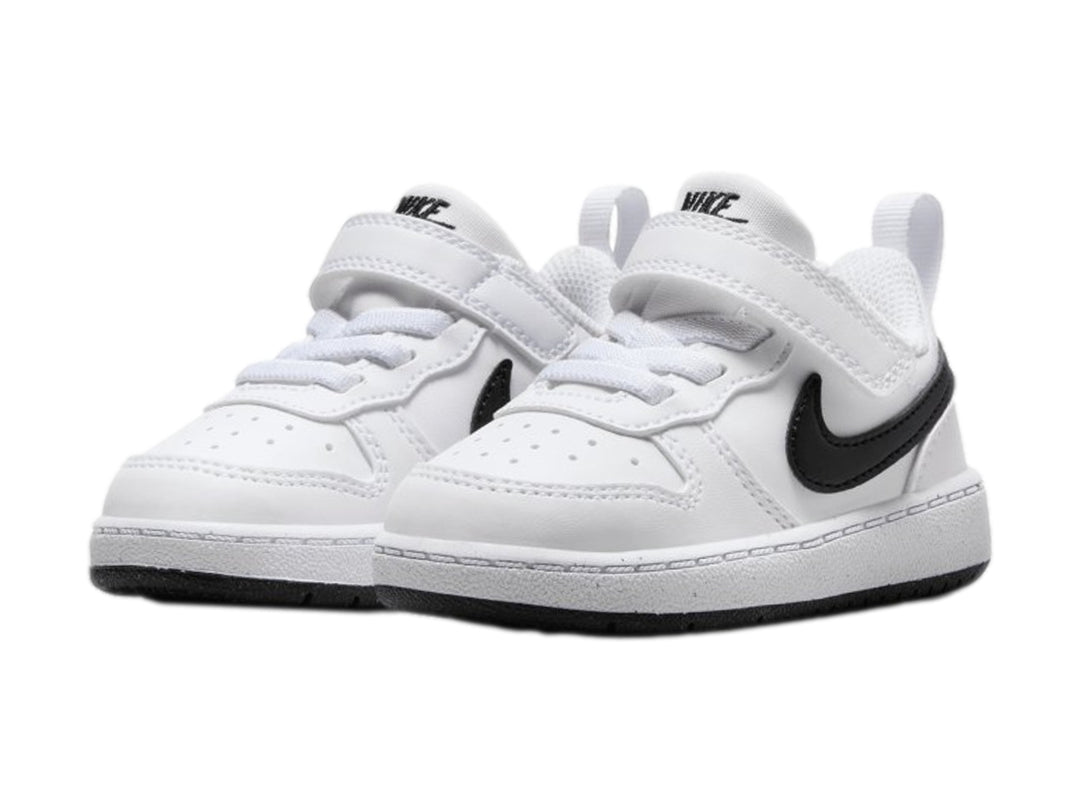 Tenis Nike Court Borough Low Recraft color blanco con detalles en negro y correa de velcro.