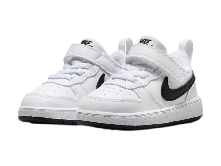 Tenis Nike Court Borough Low Recraft color blanco con detalles en negro y correa de velcro.
