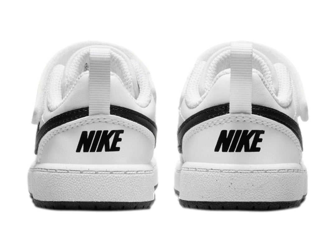 Tenis Nike Court Borough Low Recraft color blanco con detalles en negro y correa de velcro.
