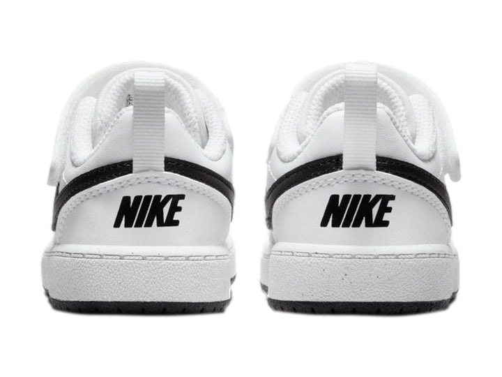 Tenis Nike Court Borough Low Recraft color blanco con detalles en negro y correa de velcro.