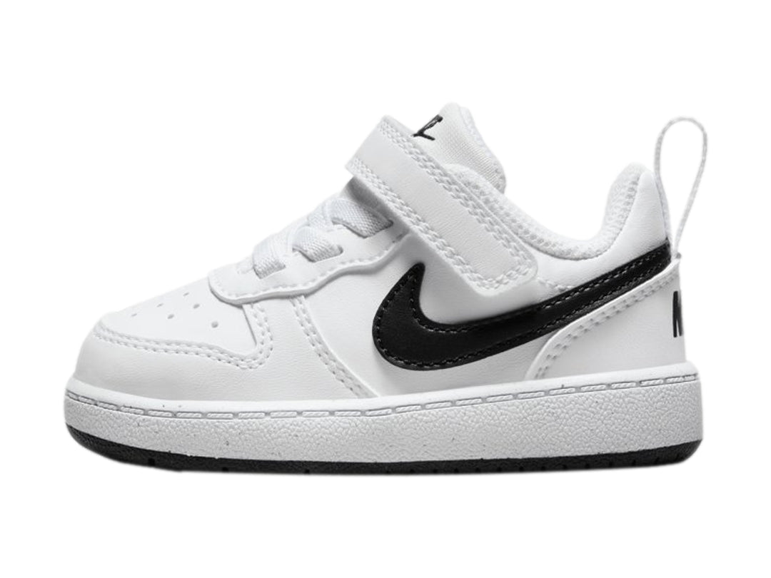 Tenis Nike Court Borough Low Recraft color blanco con detalles en negro y correa de velcro.