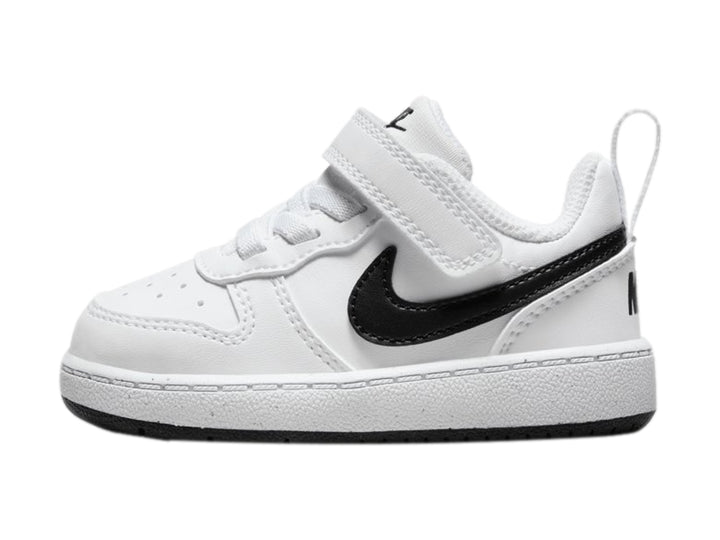 Tenis Nike Court Borough Low Recraft color blanco con detalles en negro y correa de velcro.