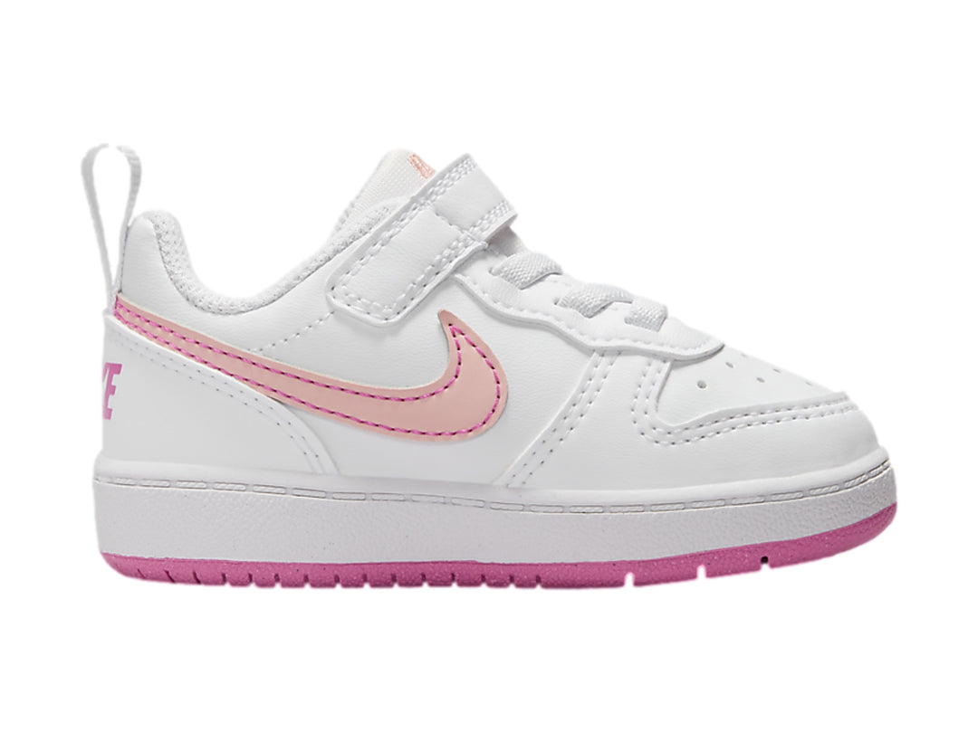 Tenis Nike Court Borough Low Recraft en color blanco con detalles y suela en color rosa para niños.