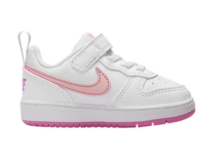 Tenis Nike Court Borough Low Recraft en color blanco con detalles y suela en color rosa para niños.