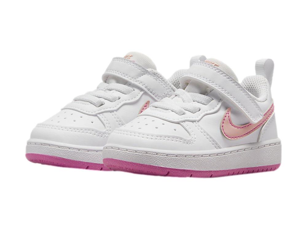 Tenis Nike Court Borough Low Recraft en color blanco con detalles y suela en color rosa para niños.
