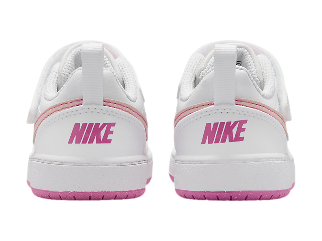 Tenis Nike Court Borough Low Recraft en color blanco con detalles y suela en color rosa para niños.
