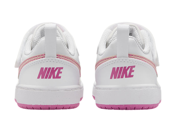 Tenis Nike Court Borough Low Recraft en color blanco con detalles y suela en color rosa para niños.