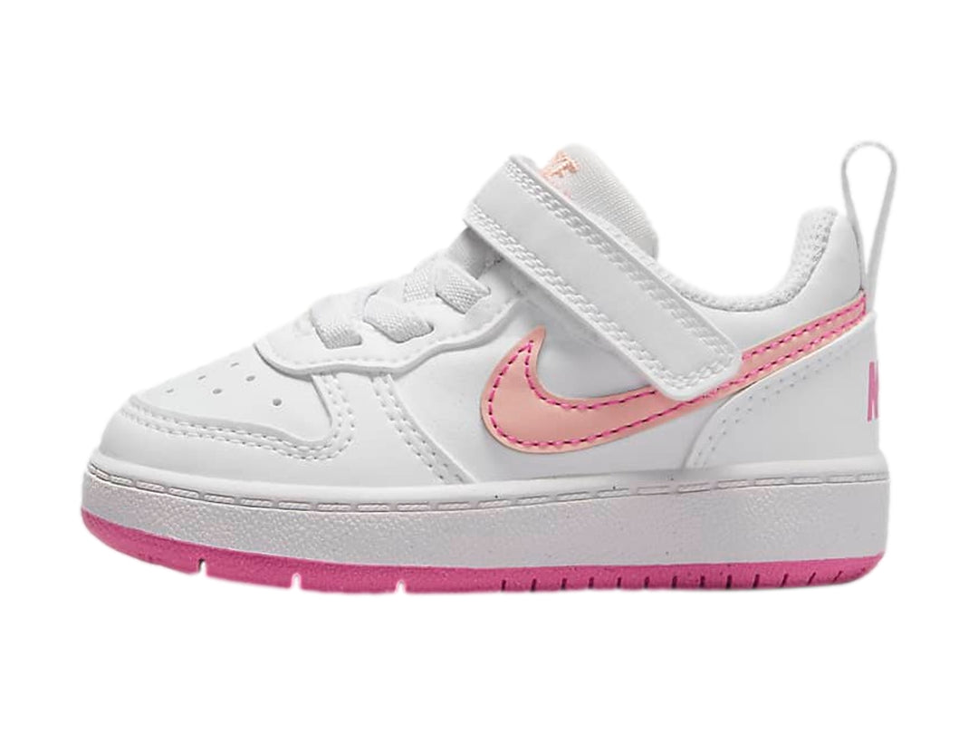 Tenis Nike Court Borough Low Recraft en color blanco con detalles y suela en color rosa para niños.