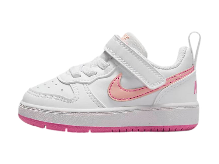 Tenis Nike Court Borough Low Recraft en color blanco con detalles y suela en color rosa para niños.