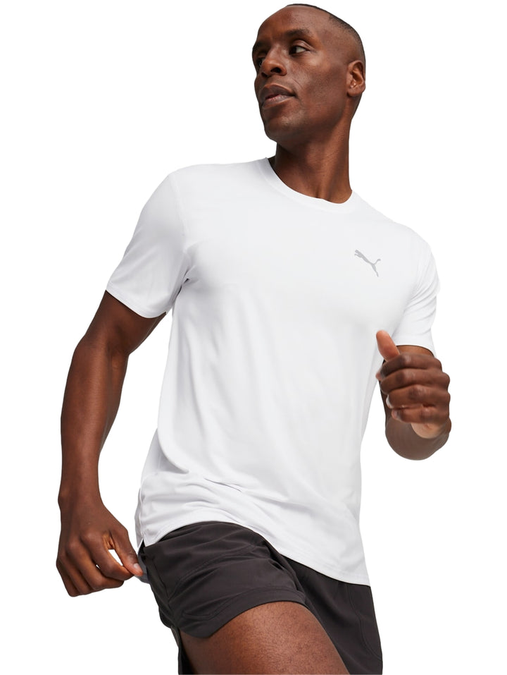 Hombre vistiendo una playera deportiva PUMA de color blanco con manga corta y cuello redondo.
