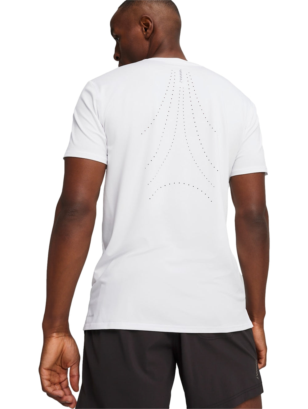 Hombre vistiendo una playera deportiva PUMA de color blanco con manga corta y cuello redondo.