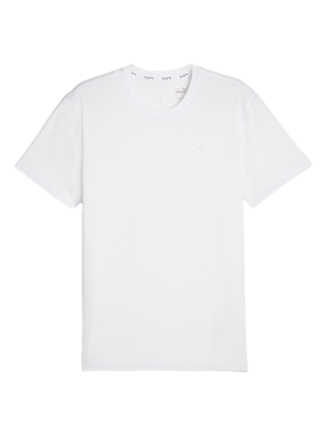 Hombre vistiendo una playera deportiva PUMA de color blanco con manga corta y cuello redondo.