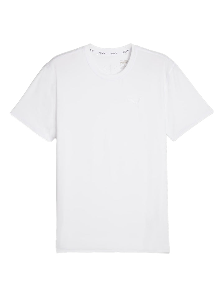 Hombre vistiendo una playera deportiva PUMA de color blanco con manga corta y cuello redondo.