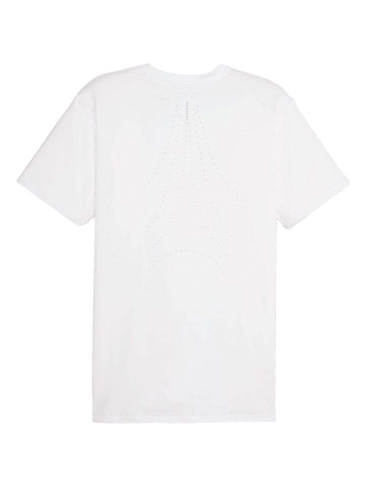 Hombre vistiendo una playera deportiva PUMA de color blanco con manga corta y cuello redondo.