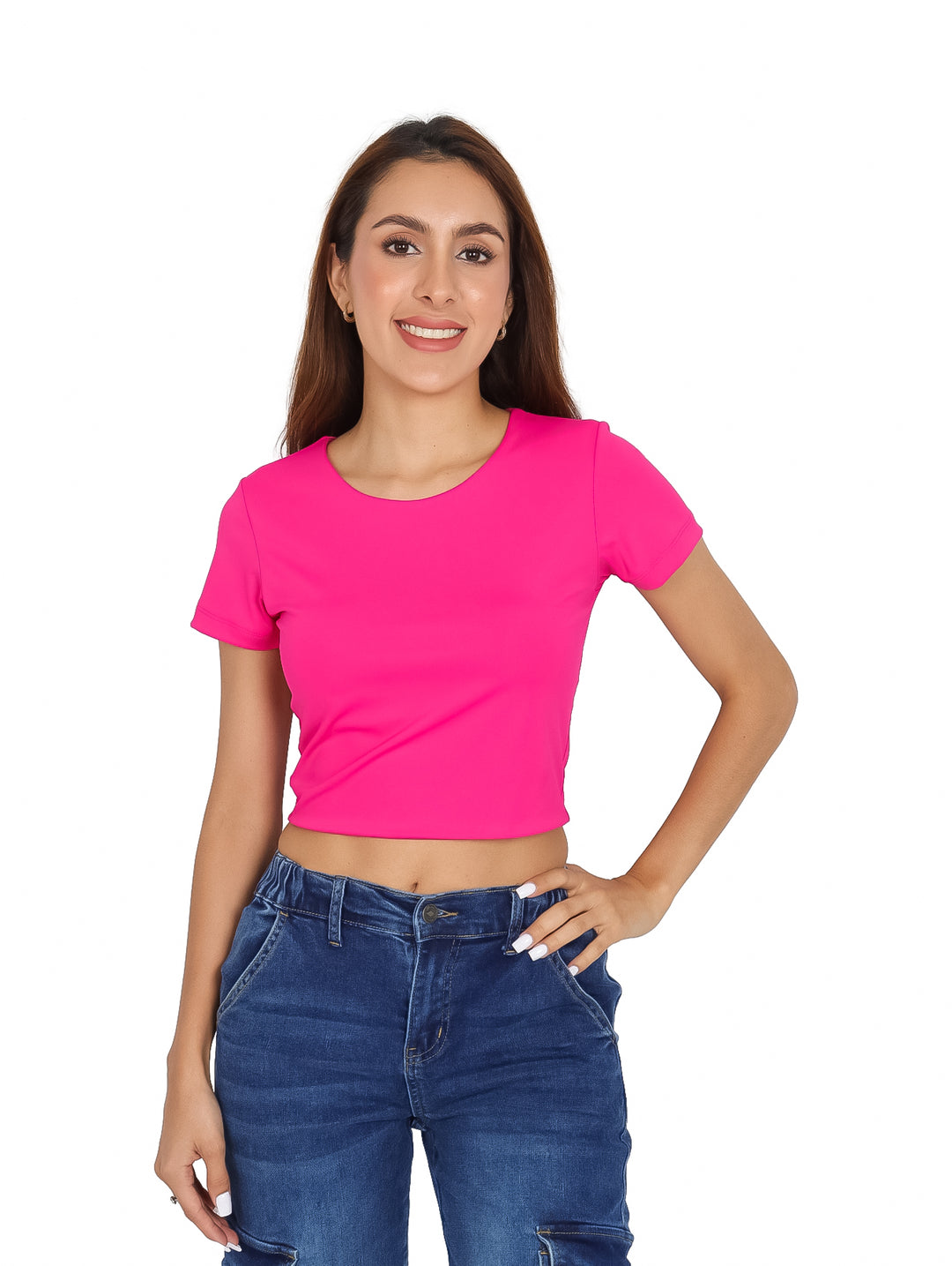 Mujer vistiendo una blusa corta de color fucsia con manga corta y pantalones vaqueros azules.