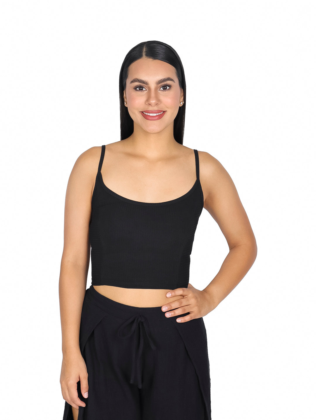 Mujer vistiendo una blusa crop top negra sin mangas de la marca ATOK.
