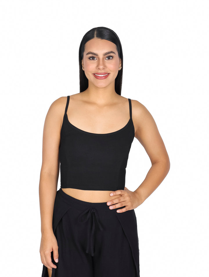 Mujer vistiendo una blusa crop top negra sin mangas de la marca ATOK.