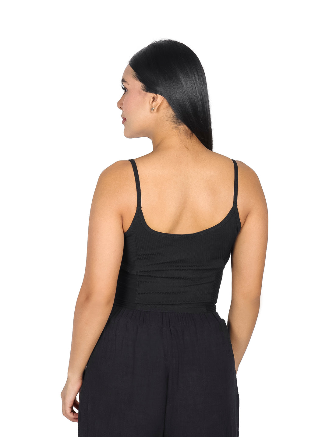 Mujer vistiendo una blusa crop top negra sin mangas de la marca ATOK.