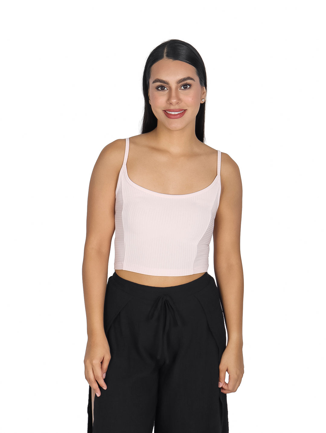 Mujer vistiendo una blusa rosa sin mangas ajustada y pantalones negros.