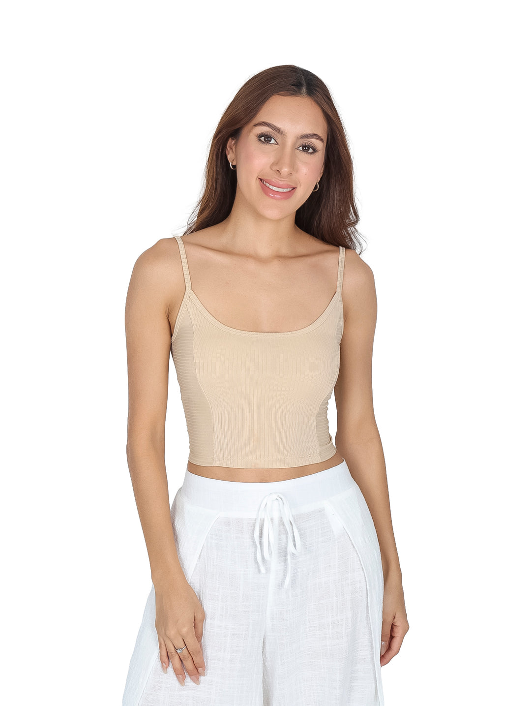 Mujer vistiendo una blusa beige sin mangas de tirantes y textura acanalada.