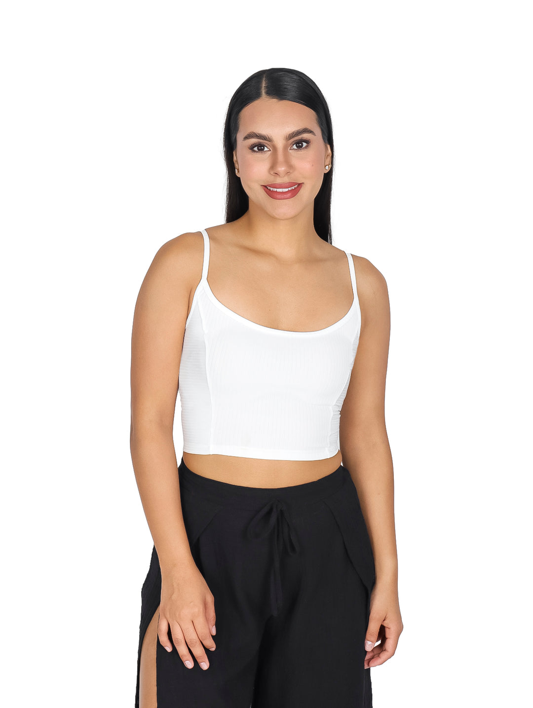 Mujer modelando una blusa blanca sin mangas tipo crop top con pantalones negros.
