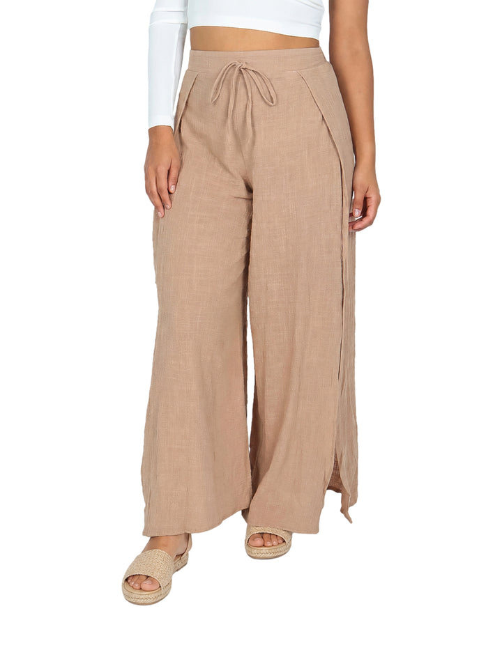Pantalón ancho color arena con cintura ajustable y abertura lateral para mujer.