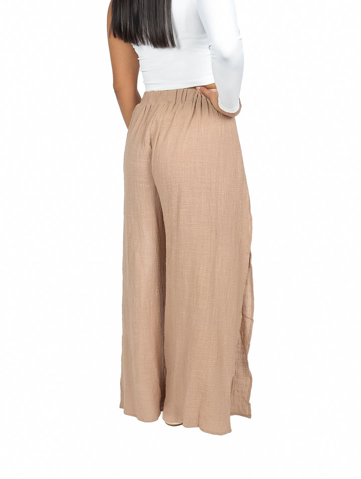 Pantalón ancho color arena con cintura ajustable y abertura lateral para mujer.