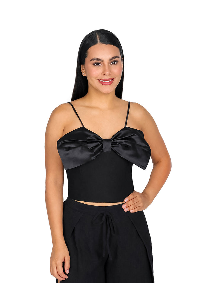 Blusa negra de tirantes con un moño grande satinado en la parte frontal.