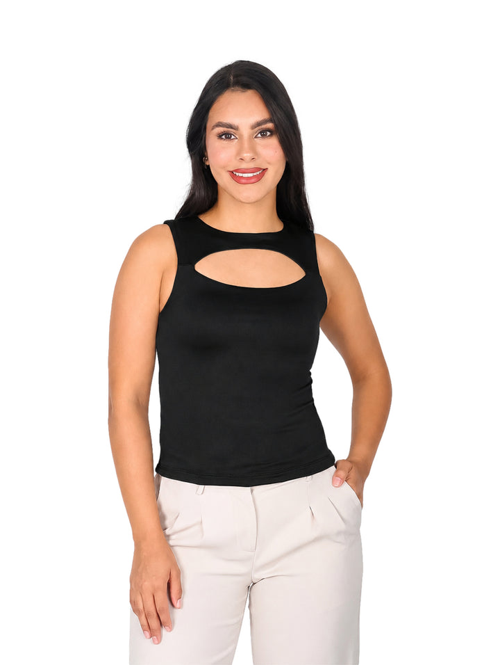 Blusa negra sin mangas con escote circular en el pecho.
