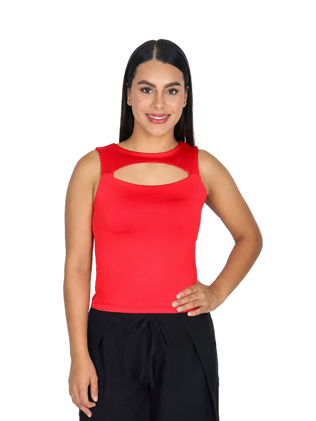 Mujer vistiendo blusa roja sin mangas con escote y pantalones negros.