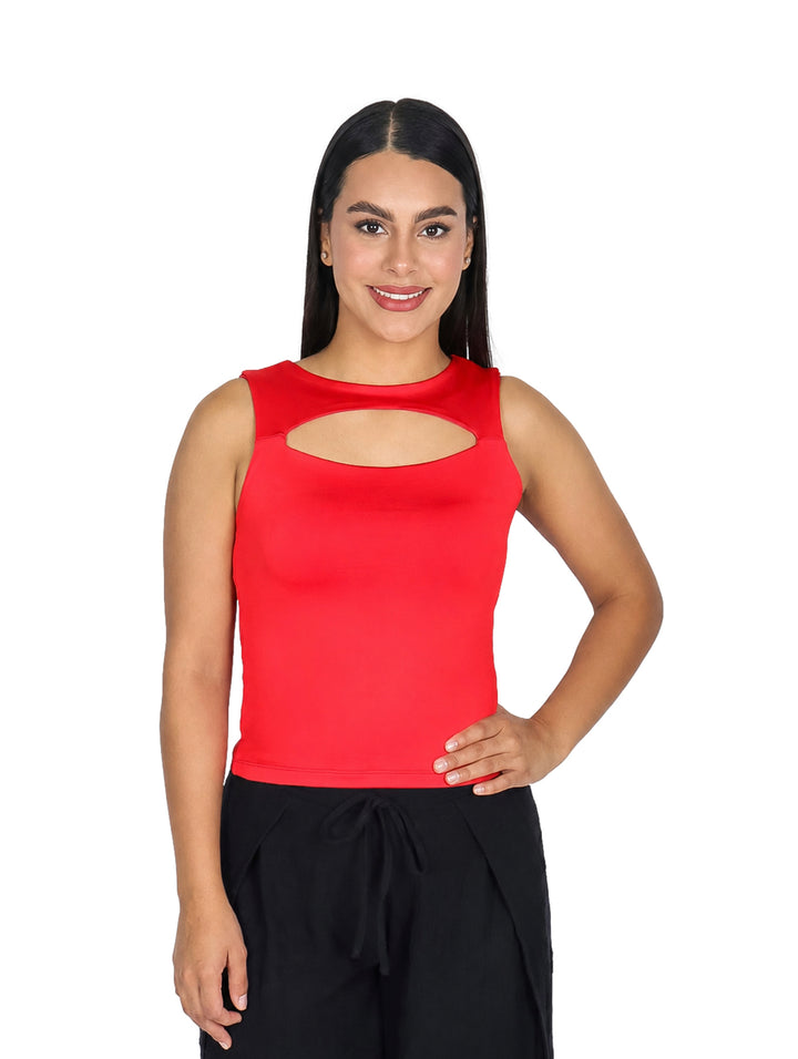 Mujer vistiendo blusa roja sin mangas con escote y pantalones negros.