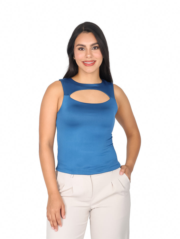 Mujer vistiendo blusa azul sin mangas con escote circular y pantalones beige.