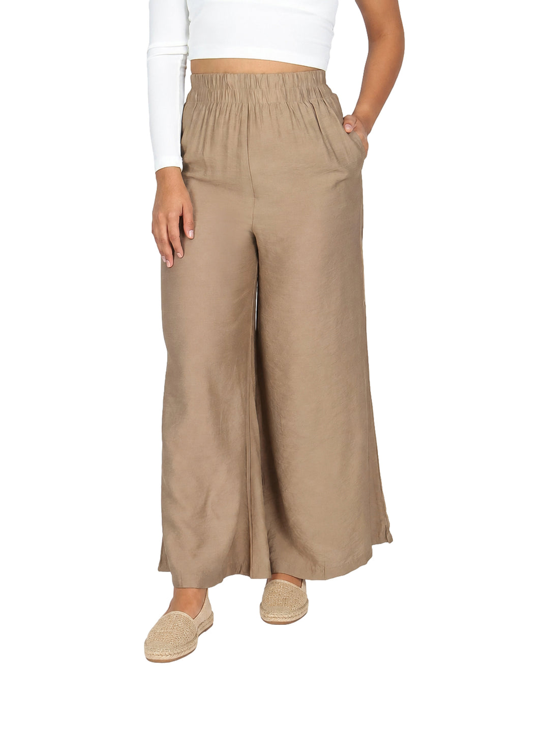 Pantalón ancho de color café con cintura elástica y corte fluido.