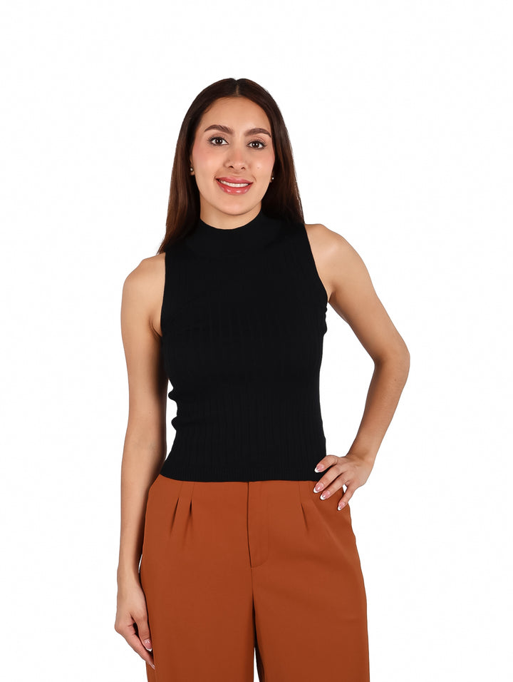 Mujer vistiendo blusa sin mangas de cuello alto color negro.