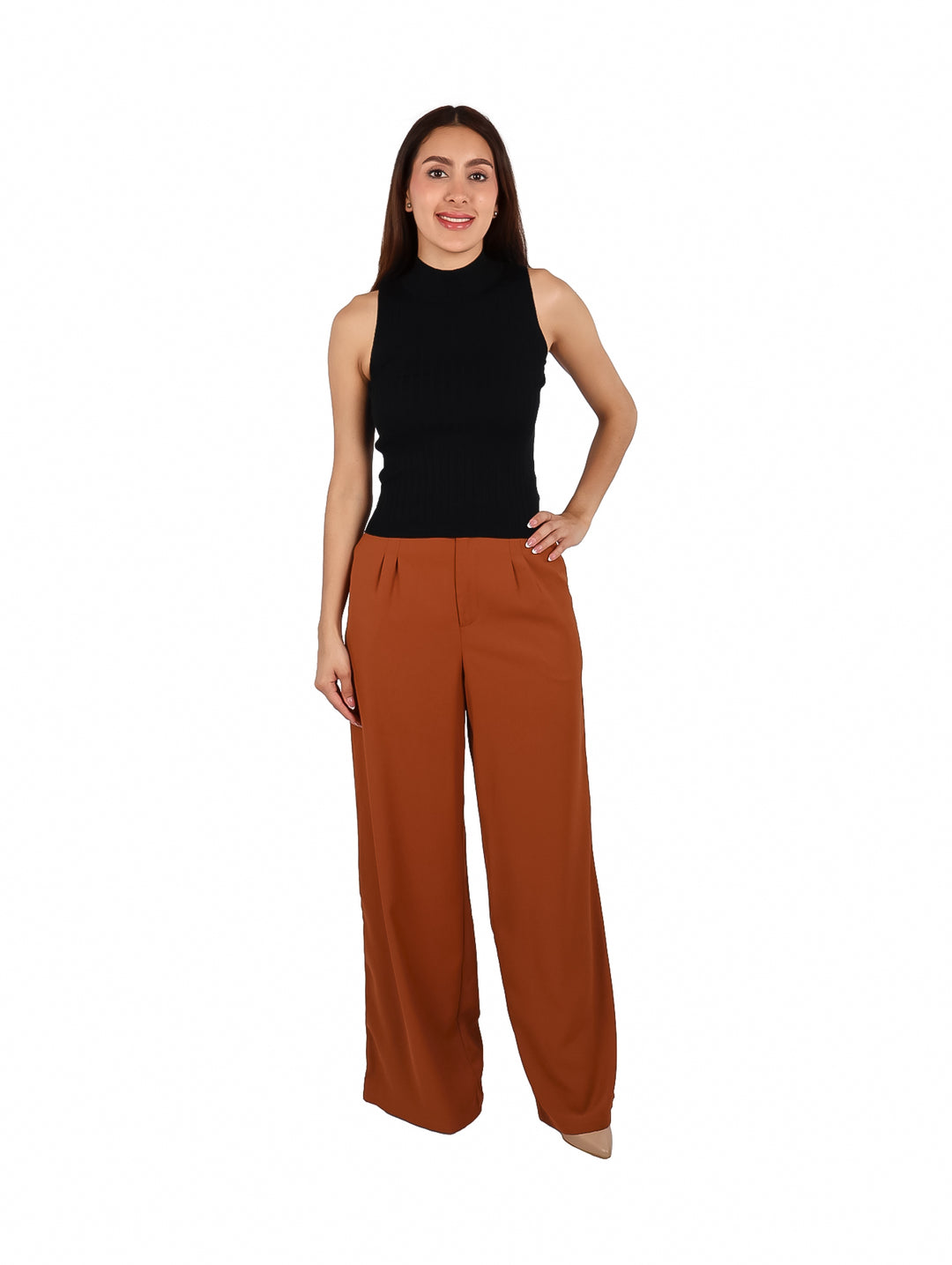 Mujer vistiendo blusa sin mangas de cuello alto color negro.