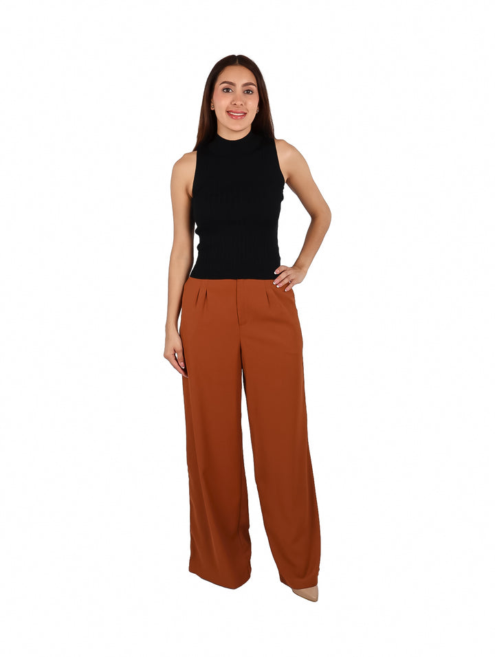 Mujer vistiendo blusa sin mangas de cuello alto color negro.