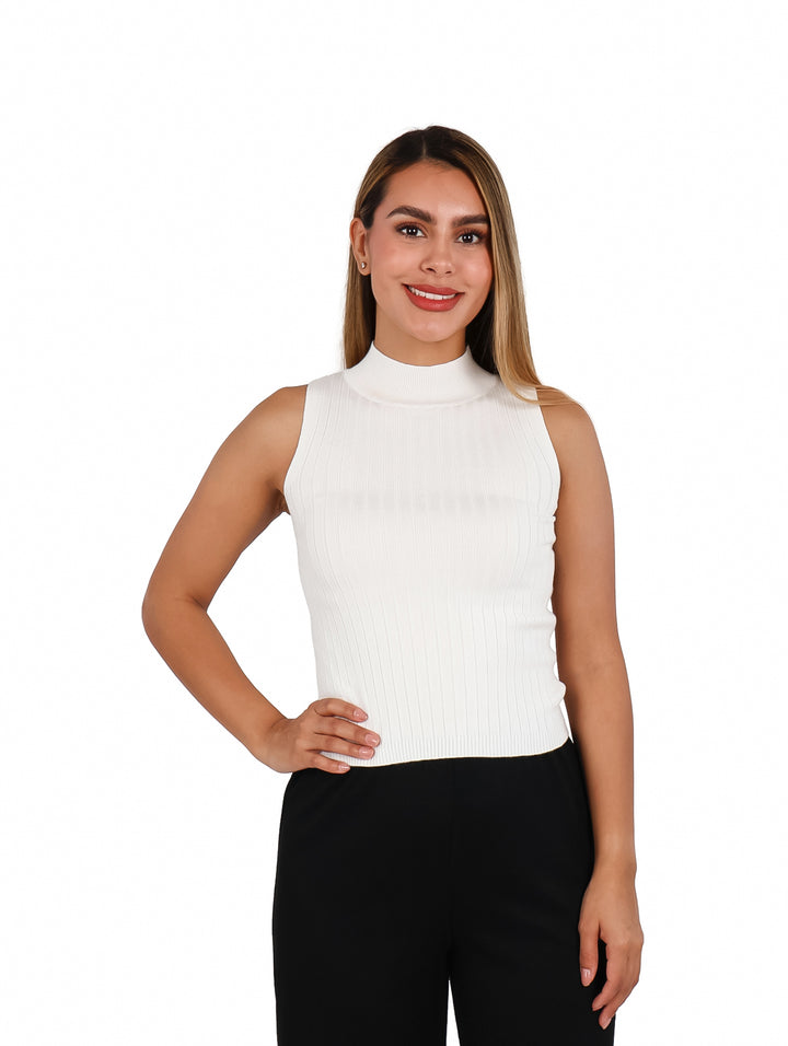 Mujer vistiendo blusa blanca sin mangas de cuello alto y textura acanalada.
