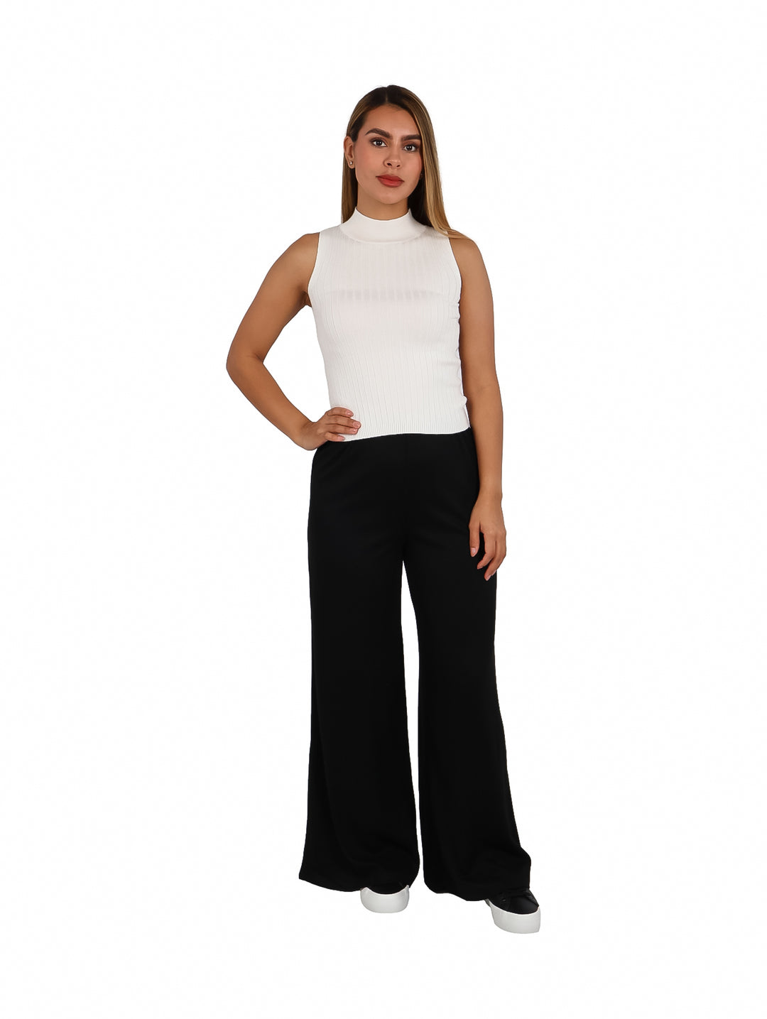 Mujer vistiendo blusa blanca sin mangas de cuello alto y textura acanalada.