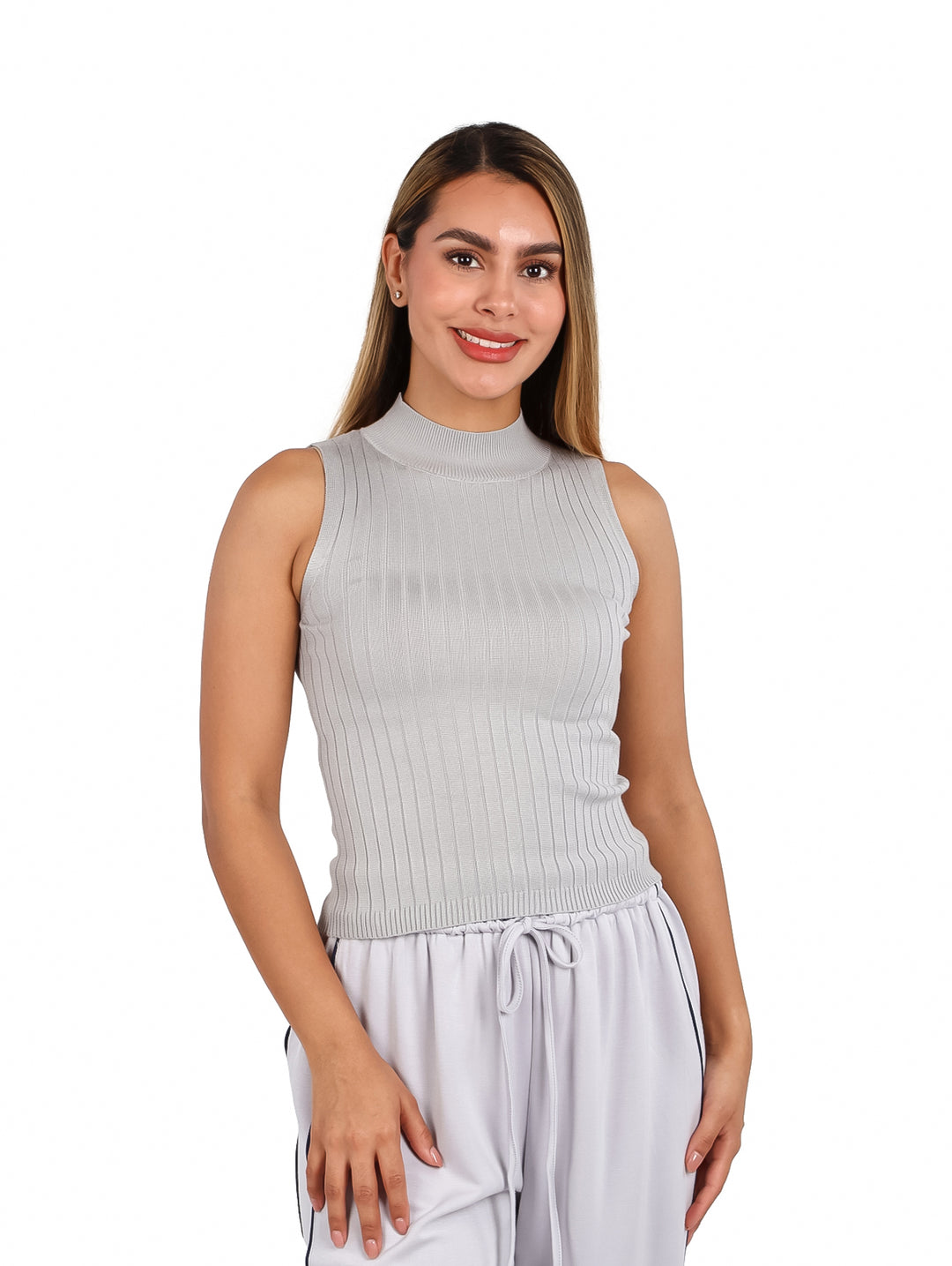 Mujer modelando una blusa gris sin mangas de cuello alto y textura acanalada.