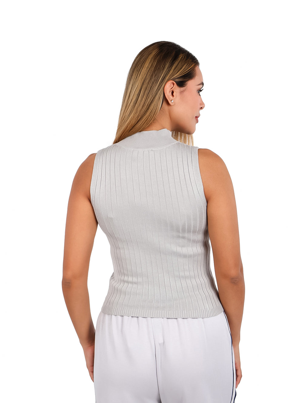 Mujer modelando una blusa gris sin mangas de cuello alto y textura acanalada.