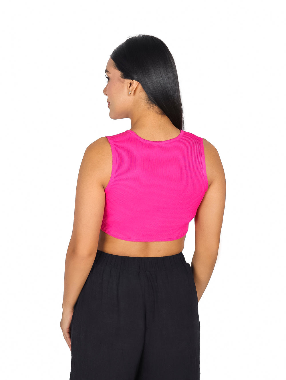Mujer vistiendo un top corto color fucsia con detalles de flecos brillantes en el borde inferior.