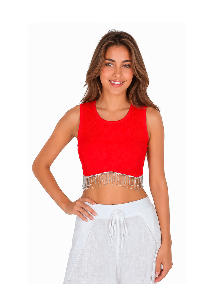 Mujer usando un top corto color rojo con flecos plateados en la parte inferior.
