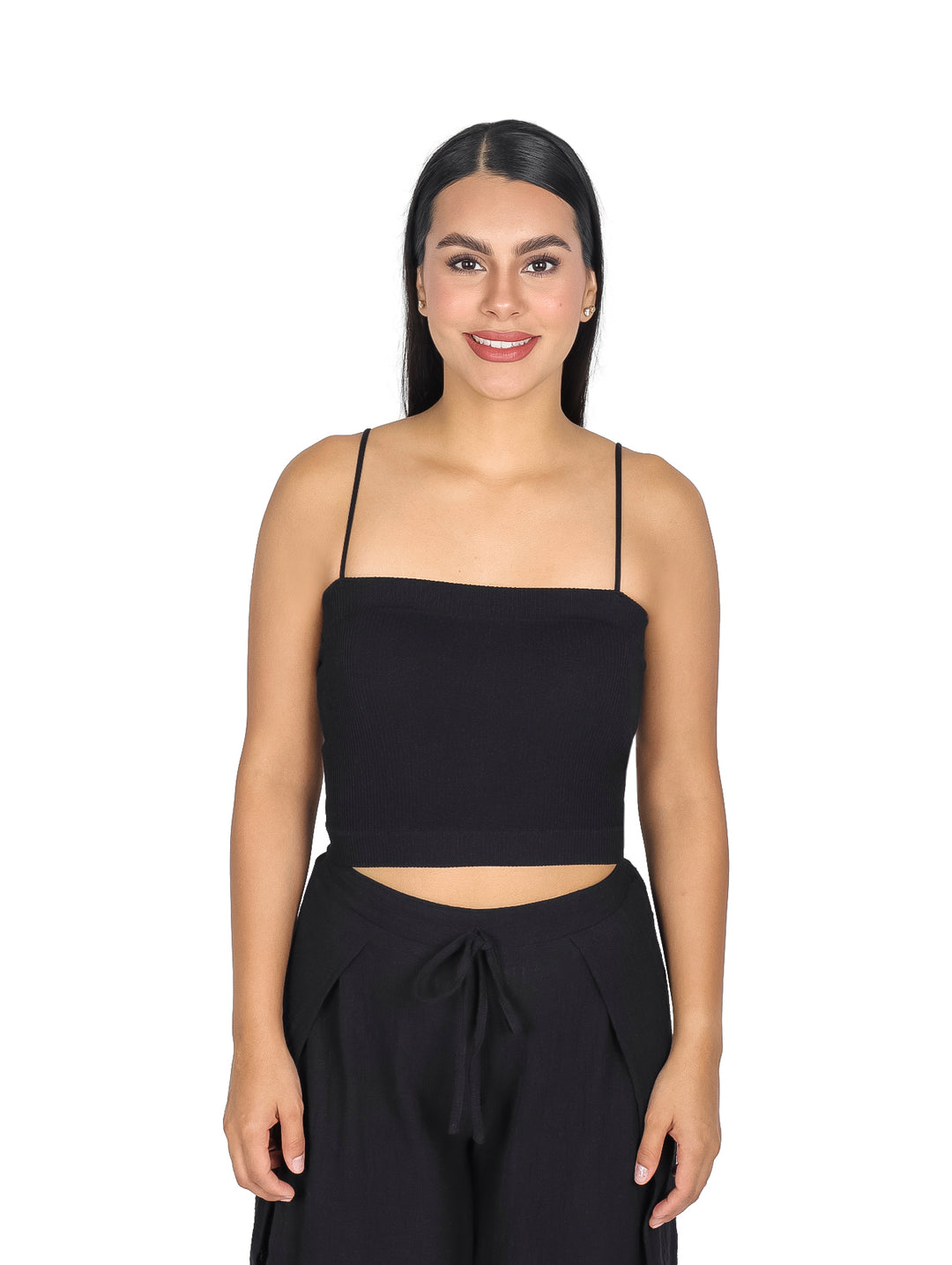 Mujer vistiendo una blusa negra sin mangas estilo crop top.